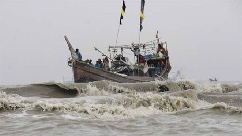 বঙ্গোপসাগরে ট্রলারডুবি: ৯ জেলে উদ্ধার, নিখোঁজ ৩