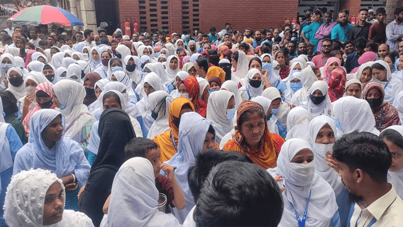 বেতন কাঠামো বাস্তবায়ন, সুযোগ-সুবিধা বৃদ্ধির দাবিতে এনাম হাসপাতালের কর্মচারীদের বিক্ষোভ