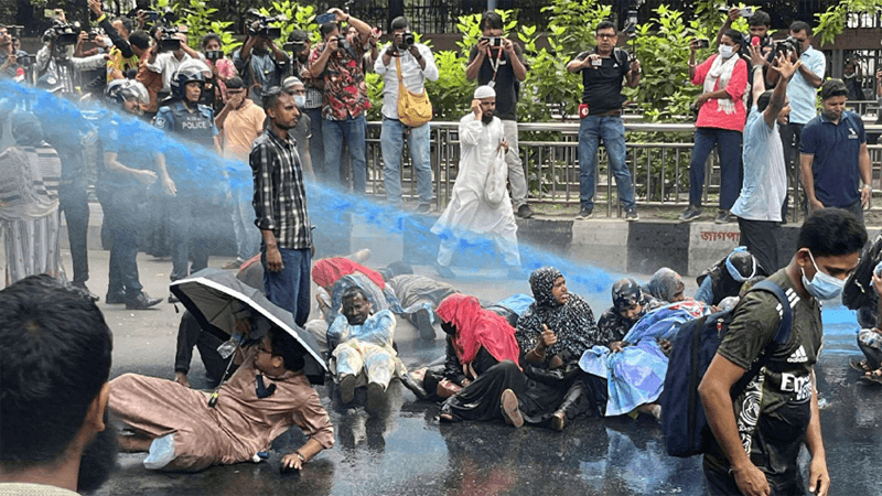 প্রেস ক্লাবে আন্দোলনকারীদের ওপর পুলিশের জলকামান-সাউন্ড গ্রেনেড নিক্ষেপ