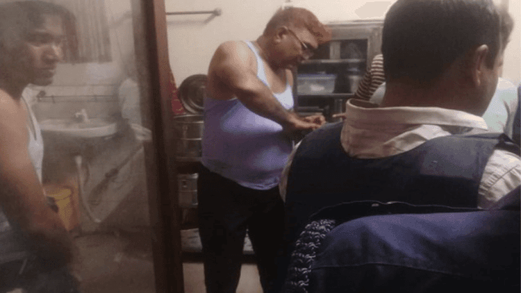 পদ্মায় টহলরত নৌ পুলিশের ওপর সন্ত্রাসীদের গুলিবর্ষণ, ওসিসহ আহত ৫