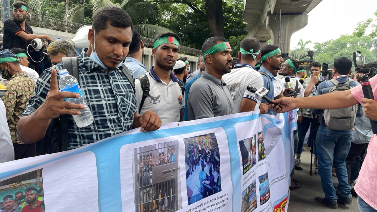 চার দাবিতে সশস্ত্র বাহিনীর বরখাস্ত সদস্যদের অবস্থান