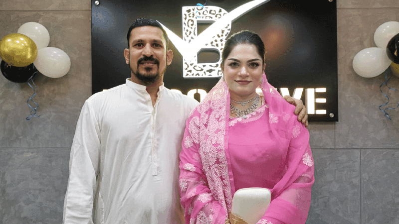 স্ত্রী তামিমাকে পাশে নিয়ে ব্র্যান্ড উদ্বোধন করলেন নাসির