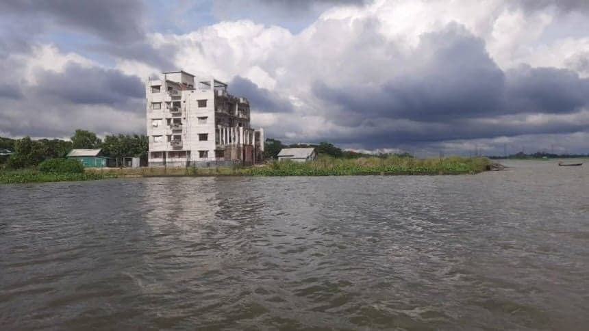 গজারিয়ায় পুলিশ ক্যাম্পে ডাকাতের হামলা, শতাধিক গুলি-ককটেল বর্ষণ