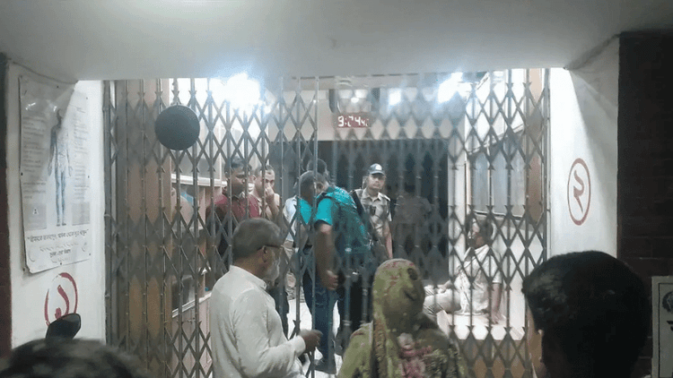 থানায় স্বেচ্ছাসেবক দল নেতাকে মারধর, ওসিসহ ৫ পুলিশ ক্লোজড