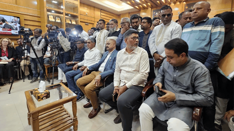 ময়মনসিংহের ৬ আসনে বিজয়ীদের হাতে সরকারি ফলাফল হস্তান্তর