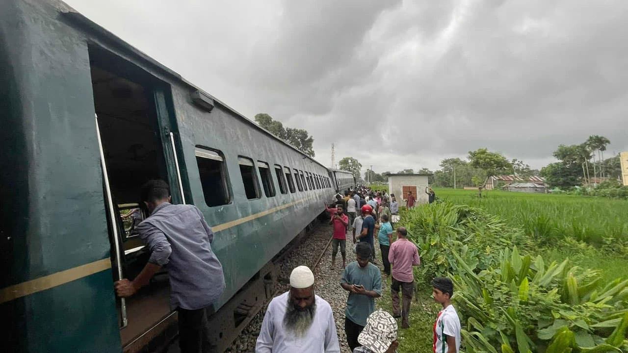 রংপুরে পদ্মরাগের ৬ বগি লাইনচ্যুত,  ট্রেন চলাচল বন্ধ  
