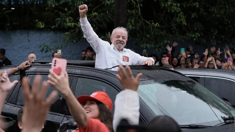 রেকর্ড চতুর্থবারের মতো ব্রাজিলের প্রেসিডেন্ট হলেন লুলা দা সিলভা