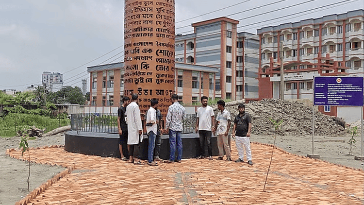 জামালপুরে জুলাই স্মৃতিস্তম্ভে আগুন