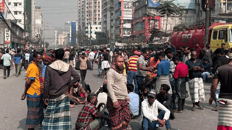 বাড্ডায় ব্যাটারিচালিত রিকশা চালকদের সড়ক অবরোধ