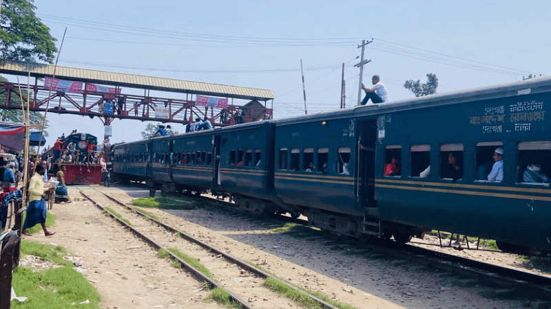 ঢাকা-ময়মনসিংহ রেললাইনে ফাটল, ট্রেনে ধীরগতি