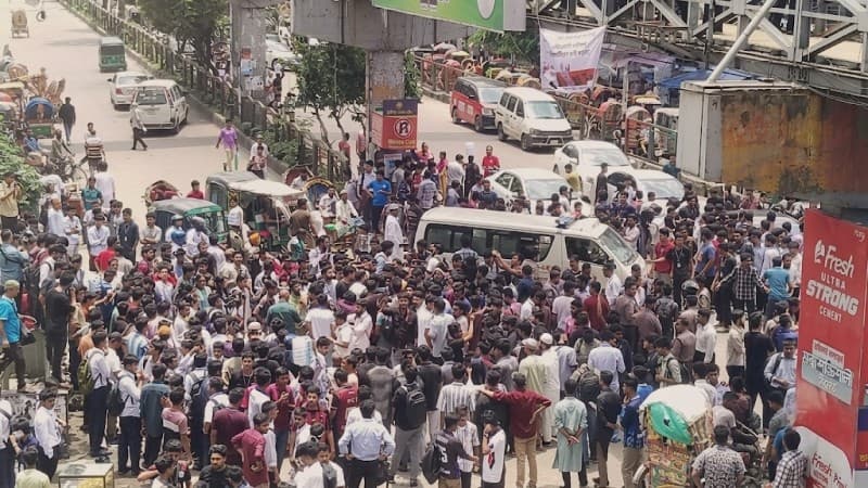 শিক্ষামন্ত্রীর পদত্যাগ দাবিতে শিক্ষার্থীদের সড়ক অবরোধ