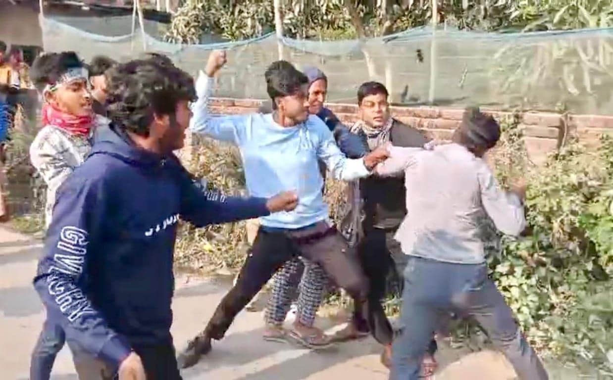 রাজশাহী-৫: দুর্গাপুরে ধানের শীষ ও ফুটবল প্রতীকের সমর্থকদের সংঘর্ষ