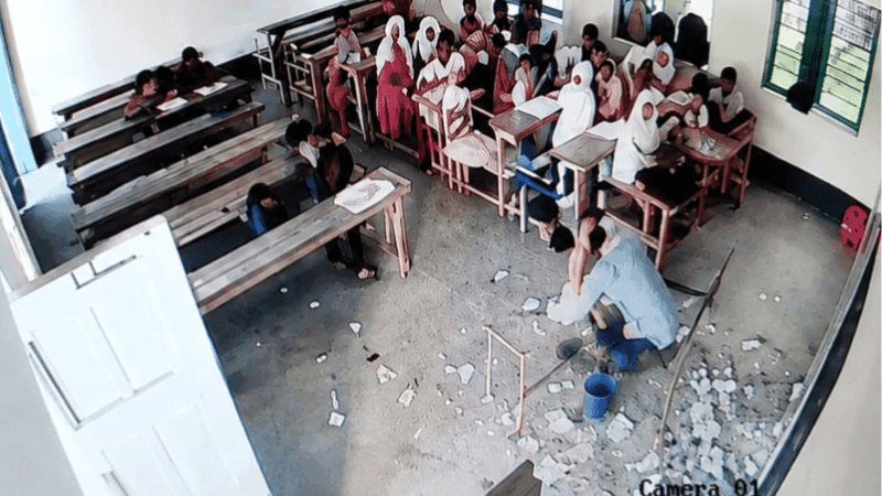 ক্লাস চলাকালে শিক্ষকের মাথায় ছাদের পলেস্তারা