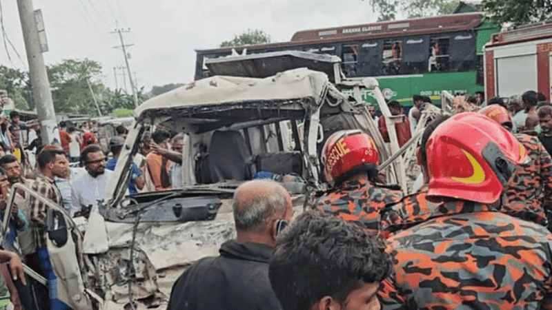 বাস-পিকআপ সংঘর্ষে তিনজন নিহত, মারা গেছে সাতটি গরুও