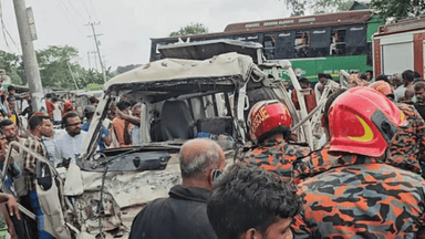 বাস-পিকআপ সংঘর্ষে তিনজন নিহত, মারা গেছে সাতটি গরুও