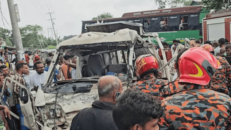 বাস-পিকআপ সংঘর্ষে তিনজন নিহত, মারা গেছে সাতটি গরুও