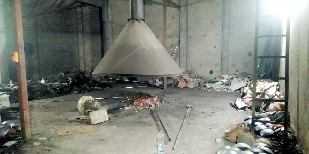 চাঁপাইনবাবগঞ্জে অবৈধ সিসা কারখানায় অভিযান, ৮ জনের কারাদণ্ড