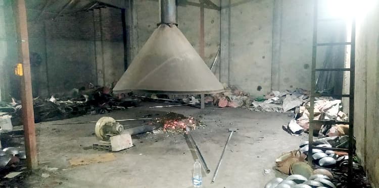 চাঁপাইনবাবগঞ্জে অবৈধ সিসা কারখানায় অভিযান, ৮ জনের কারাদণ্ড