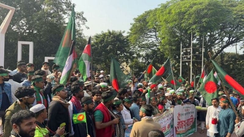 ঢাবি ক্যাম্পাস ও শহীদ মিনারে জড়ো হচ্ছেন শিক্ষার্থী-জনতা