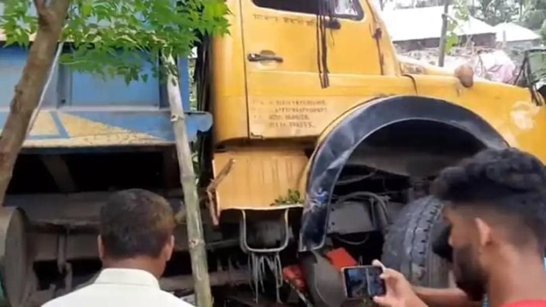 নীলফামারীতে ট্রাক-ভ্যান সংঘর্ষে একই পরিবারের তিনজনসহ নিহত ৪