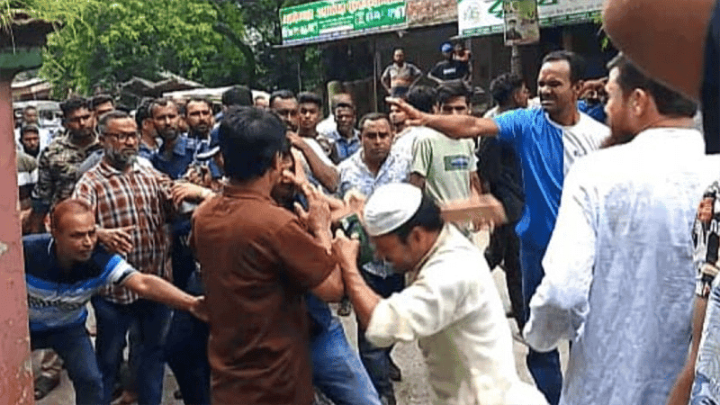 সাতক্ষীরা প্রেসক্লাবে দু’গ্রুপের সংঘর্ষে বেশ কয়েকজন সাংবাদিক আহত