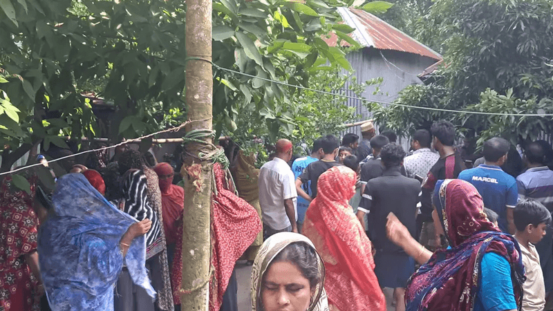নিজ বাড়িতে চা-দোকানিকে গলা কেটে হত্যা