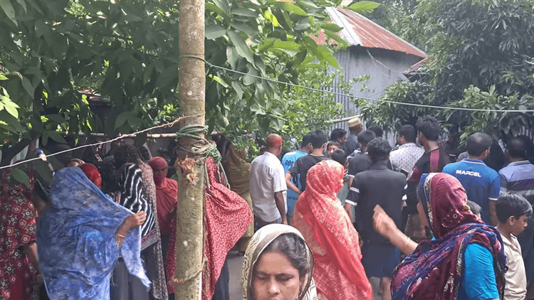 নিজ বাড়িতে চা-দোকানিকে গলা কেটে হত্যা