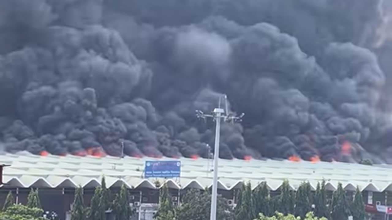 শাহজালাল বিমানবন্দরের কার্গো ভিলেজে ভয়াবহ আগুন, ফ্লাইট চলাচল সাময়িক স্থগিত