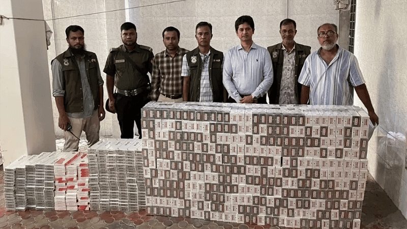 মোহাম্মদপুরে আবাসিক ভবন থেকে ৩ লাখ বিদেশি সিগারেট জব্দ
