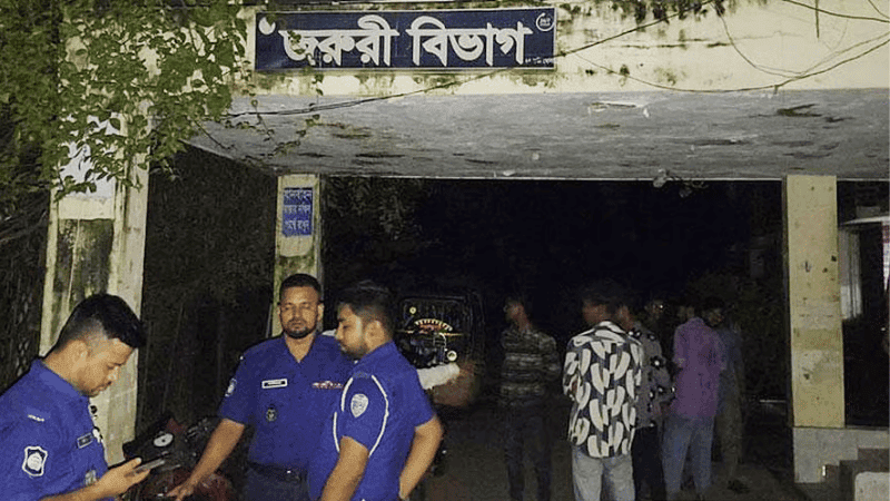 ‘মোবাইল নিয়ে ব্যস্ত’ চিকিৎসকের অবহেলায় রোগীর মৃত্যুর অভিযোগ