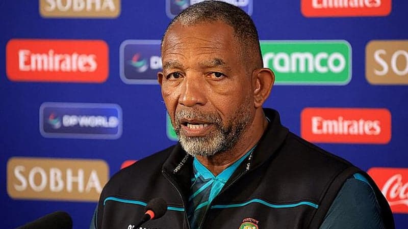 সিরিজ বাঁচানোর লড়াইয়ের আগে সময় চাইলেন কোচ ফিল সিমন্স