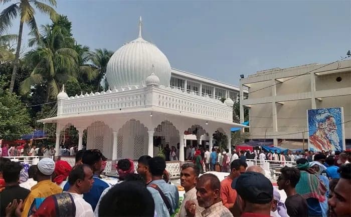 সাধু ও ভক্তদের সমাগমে মুখর কুষ্টিয়ার লালন সাঁইয়ের আখড়াবাড়ি