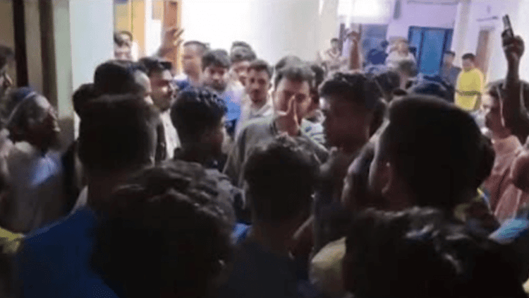 ওসির কক্ষের সামনে দাঁড়িয়েই ‘থানার ইট খুলে নেওয়ার’ হুমকি এনসিপি নেতার