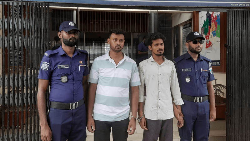 নাটোরে বিদেশি পর্যটক হেনস্তার অভিযোগে আটক ২