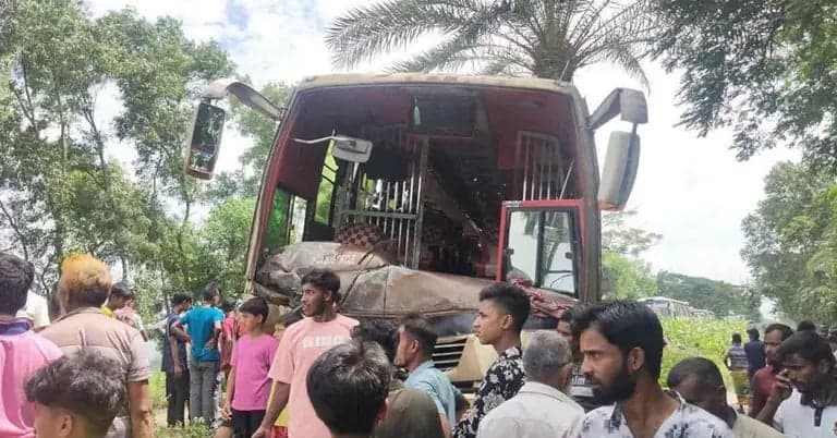নাটোরে বাস-ভুটভুটি সংঘর্ষে প্রাণ গেল তিন গরু ব্যবসায়ীর