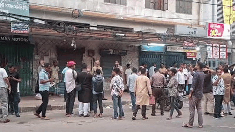 দৈনিক বাংলা মোড়ে গুলিবর্ষণ, আহত ২