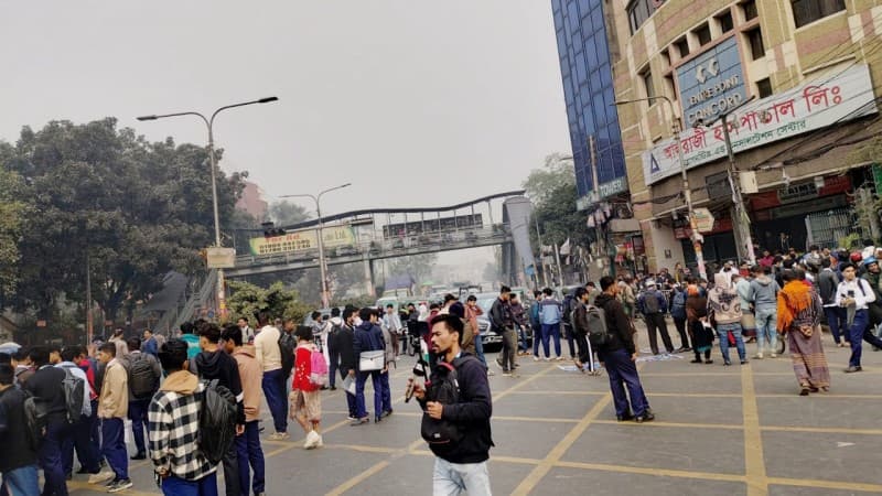 ফার্মগেটে তেজগাঁও কলেজ শিক্ষার্থীদের সড়ক অবরোধ, তীব্র যানজট