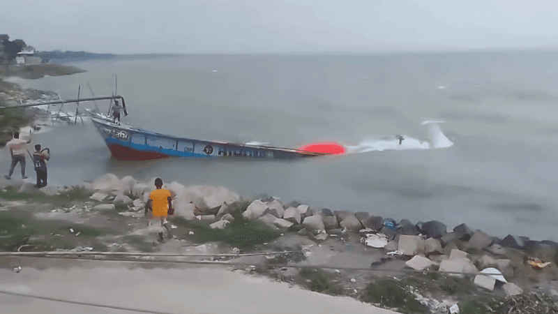 ঝড়ে পদ্মায় ডুবে গেল সিমেন্টবোঝাই ৩ ট্রলার