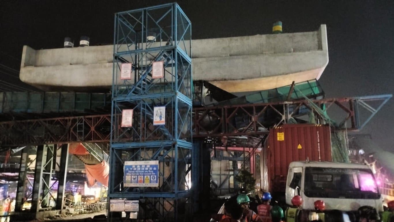 আশুলিয়ায় এলিভেটেড এক্সপ্রেসওয়ের পিয়ার ক্যাপ সাটার ভেঙে পড়েছে