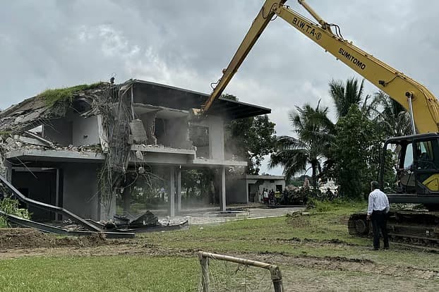 সাবেক বিদ্যুৎ প্রতিমন্ত্রী নসরুল হামিদের বাংলো গুঁড়িয়ে দেয়া হলো