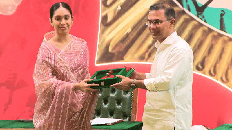 খালেদা জিয়ার পক্ষে স্বাধীনতা পুরস্কার নিলেন নাতনি জাইমা রহমান