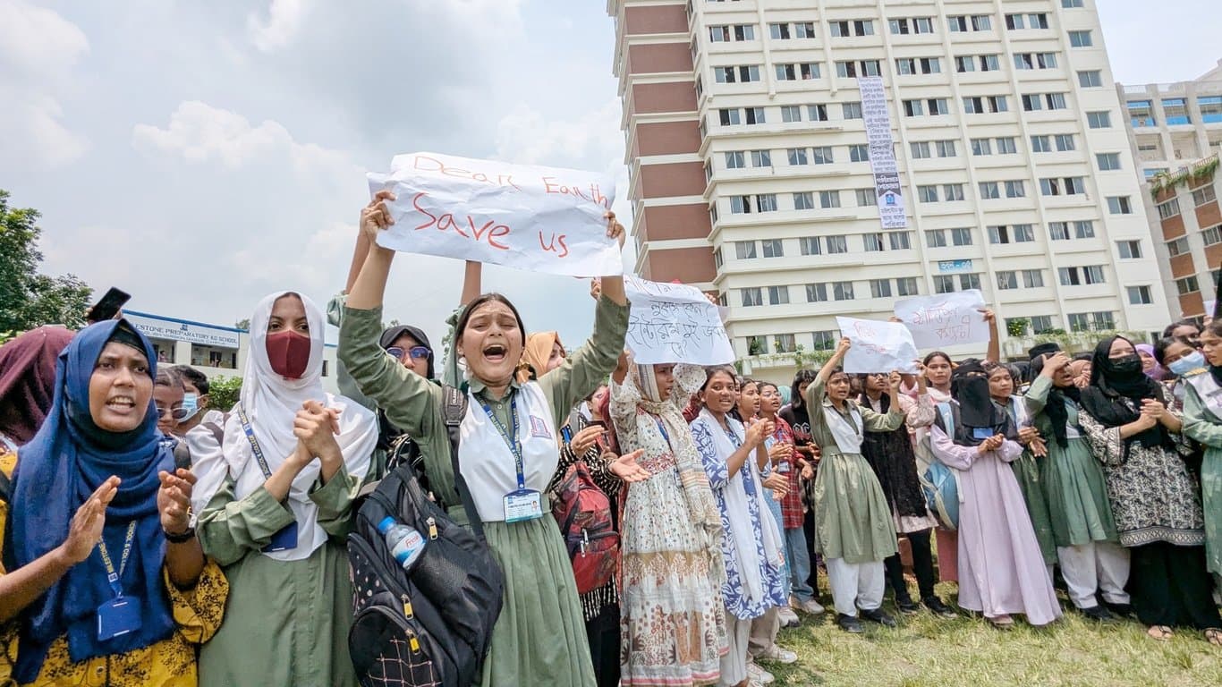 মাইলস্টোনে পুলিশ-শিক্ষার্থী সংঘর্ষে আহত ৩