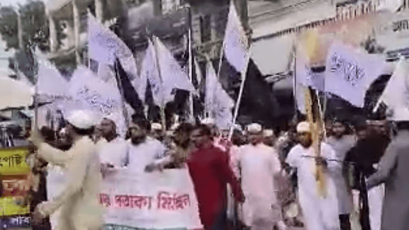 কালেমাখচিত পতাকা নিয়ে পাবনায় মিছিল, ‘জানা ছিল না’ পুলিশের