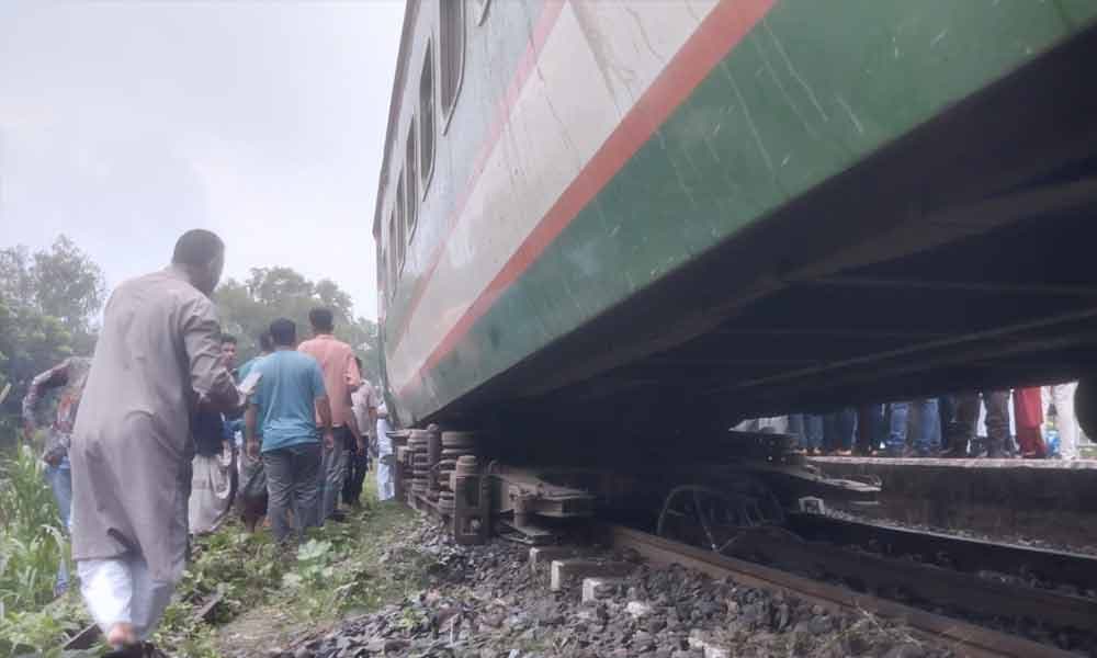 সিরাজগঞ্জে ট্রেনের বগি লাইনচ্যুত, ঢাকার সাথে উত্তরবঙ্গের রেলযোগাযোগ বন্ধ