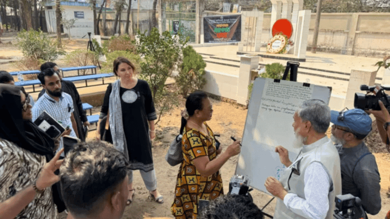 কক্সবাজার শহীদ মিনারে নিজ ভাষায় কবিতা পড়লেন বিদেশি ১০ নাগরিক