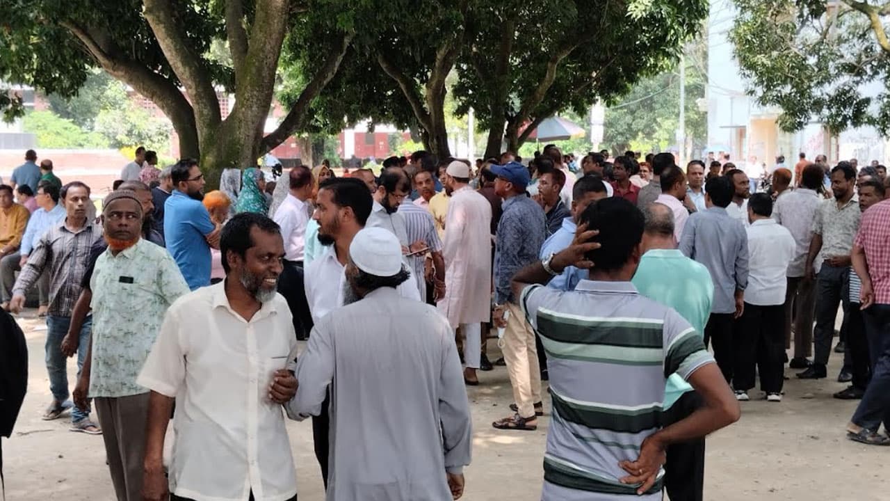 রাবিতে পূর্ণদিবস কর্মবিরতিতে শিক্ষক-কর্মকর্তা ও কর্মচারীরা