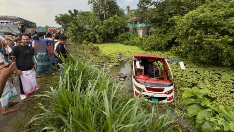 ভাঙ্গায় নিয়ন্ত্রণ হারিয়ে যাত্রীবাহী বাস খাদে, আহত ২১