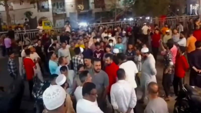 চাঁদাবাজি ও ছিনতাই রোধে মোহাম্মদপুরে আদাবর থানা ঘেরাও