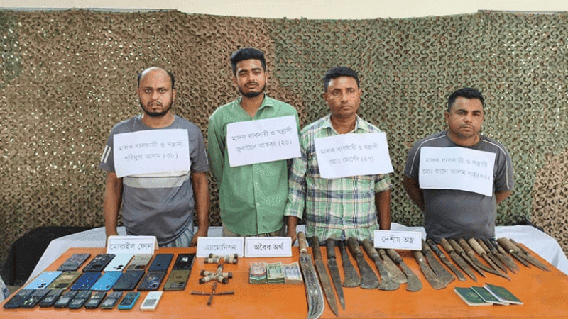 চট্টগ্রামে অস্ত্র-গুলিসহ ৪ জন আটক