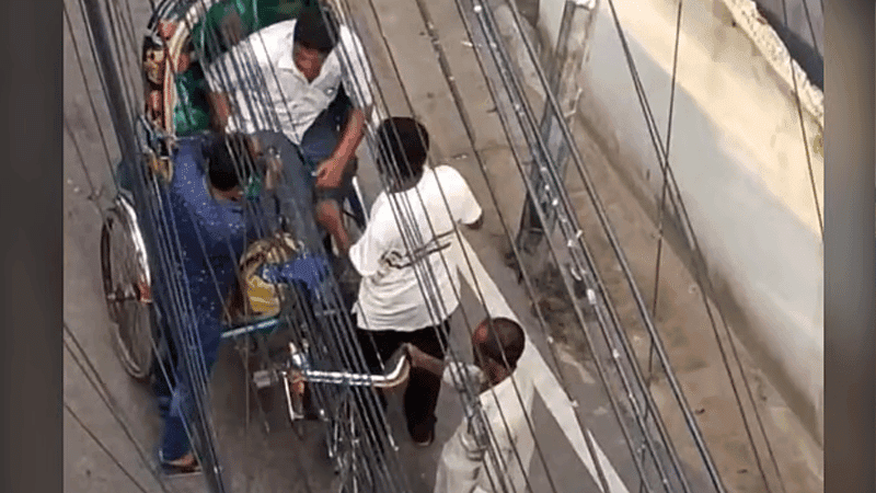 রিকশা থামিয়ে ছুরি দেখিয়ে ছিনতাই, পকেট কাটার ভিডিও ভাইরাল
